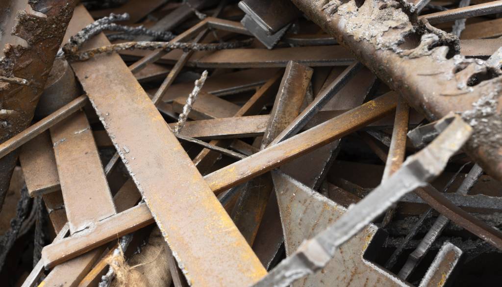 Močan veter na Gorenjskem povzroča težave: Fasada padala na cesto, strehe ostale brez kritine