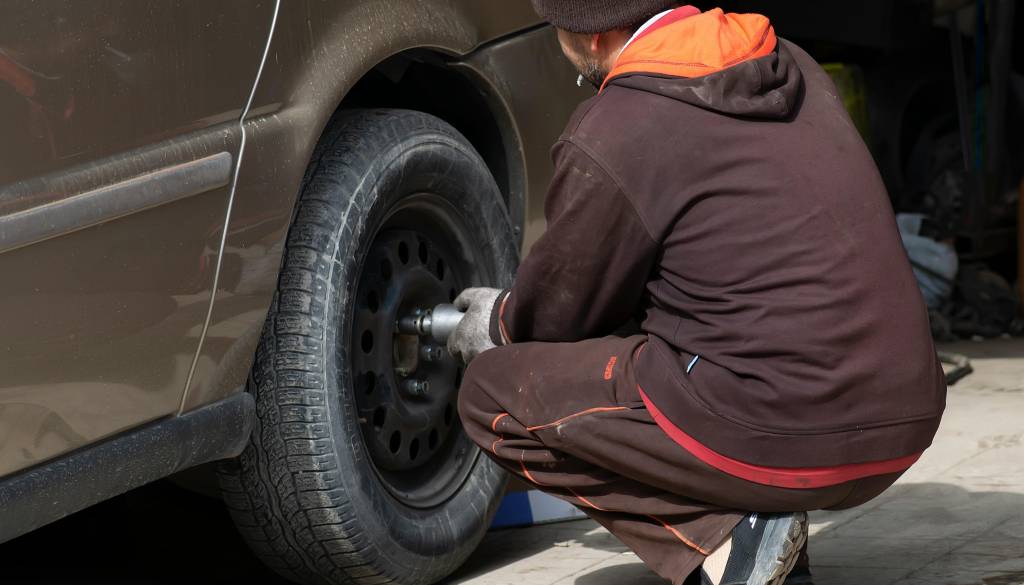 Preobrat na Gorenjskem: Domačini sumili sabotažo, za 45 predrtih pnevmatik pa je krivo nekaj povsem drugega