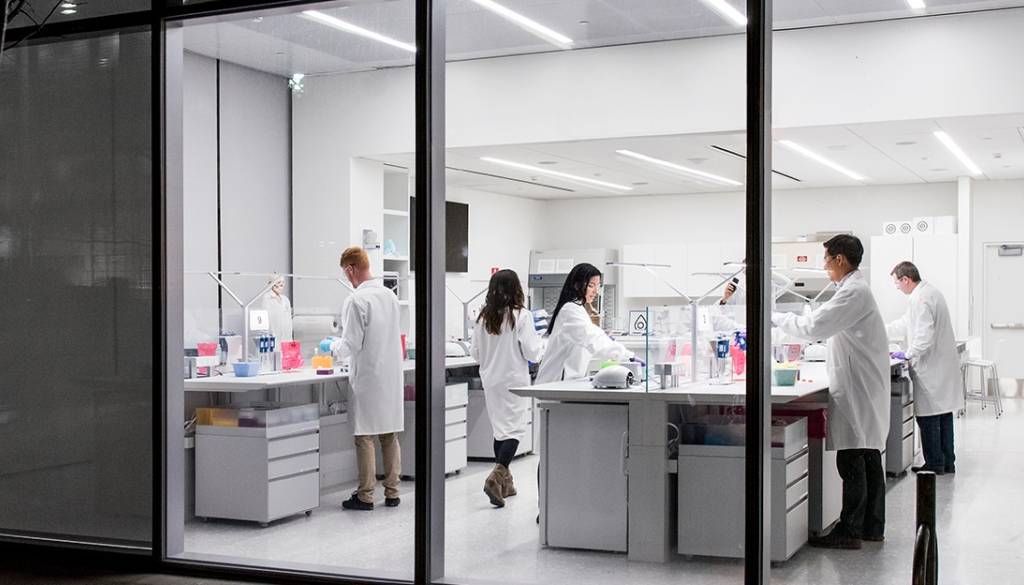 Novartis v Mengšu uradno odprl obrat za proizvodnjo učinkovin za inovativna zdravila