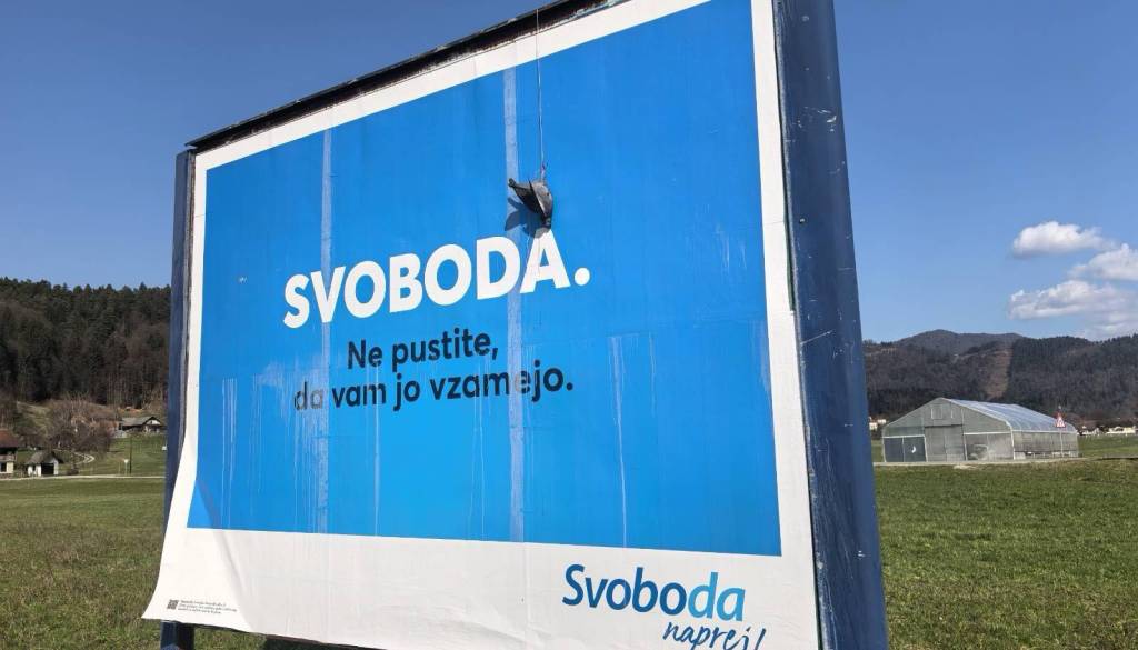 Na volilnem plakatu Svobode znova truplo živali