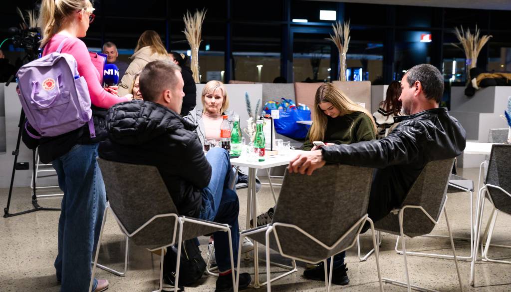 FOTO in VIDEO: Prvo letalo z evakuiranimi Slovenci na poti na Brnik 