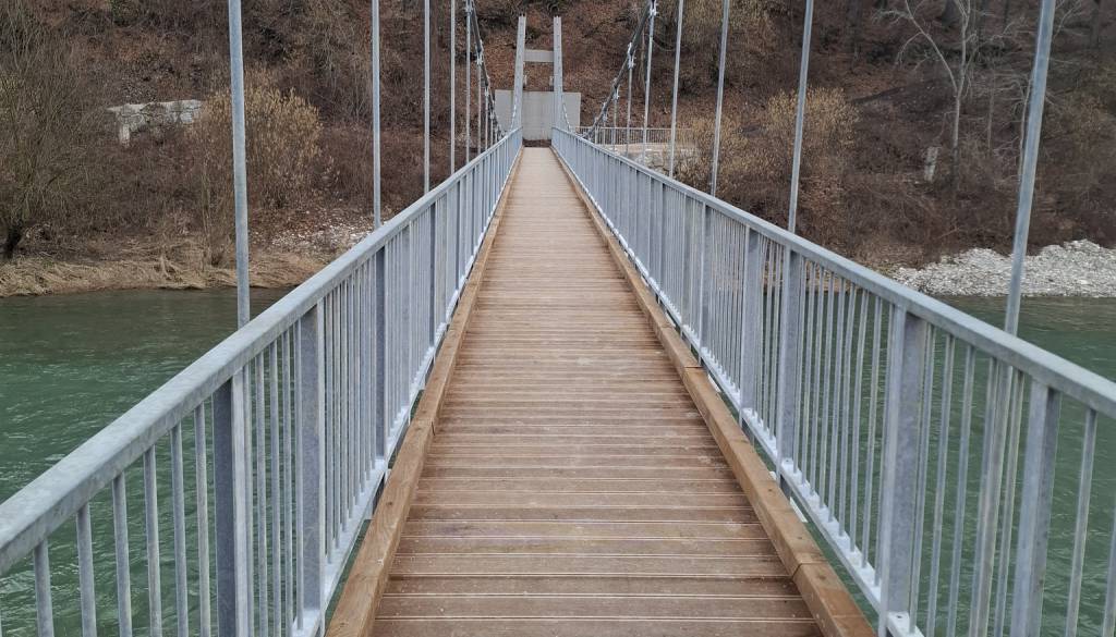 Deroča voda odnesla brv čez Soro, a tam zdaj stoji že nova. Znano, kdaj bodo prerezali trak