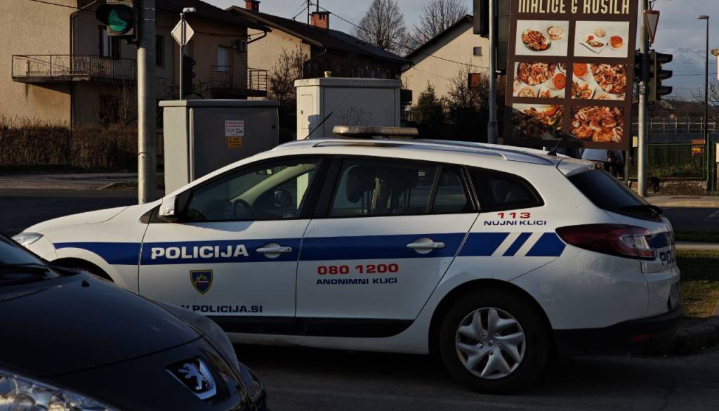 Žalosten prizor v Ljubljani: Moškemu pred lokalom niso mogli več pomagati