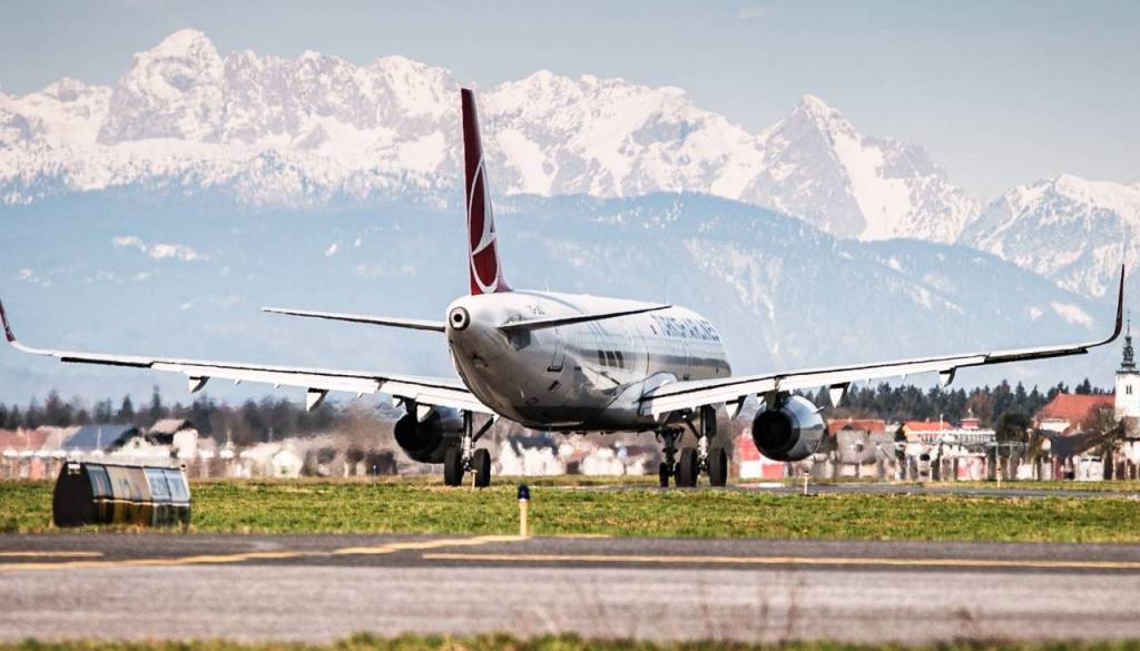 Novo letalo z evakuiranimi Slovenci pristalo v Ljubljani: Iz kriznega območja se jih je vrnilo že 583