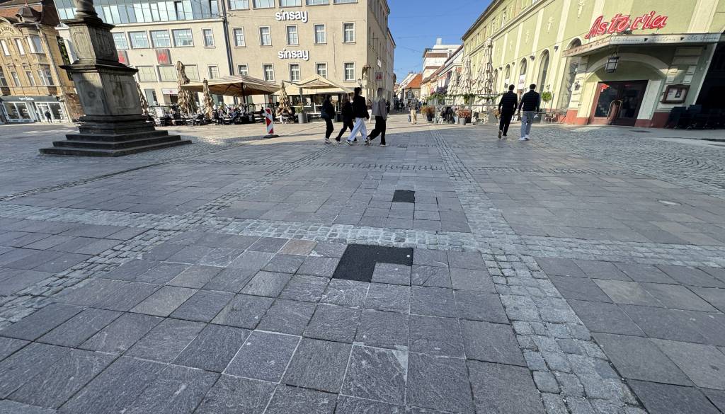 Zaplate asfalta na Grajskem trgu le začasna rešitev, dejanska menjava plošč v kratkem