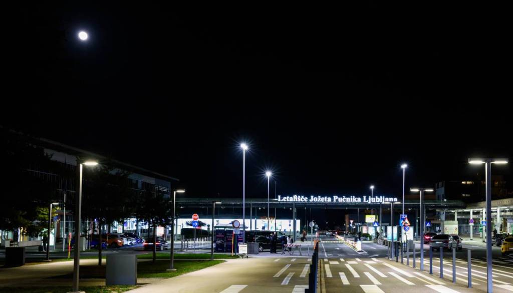 V Kranju razprava o železnici do Brnika, načrt sprožil številne pripombe občanov