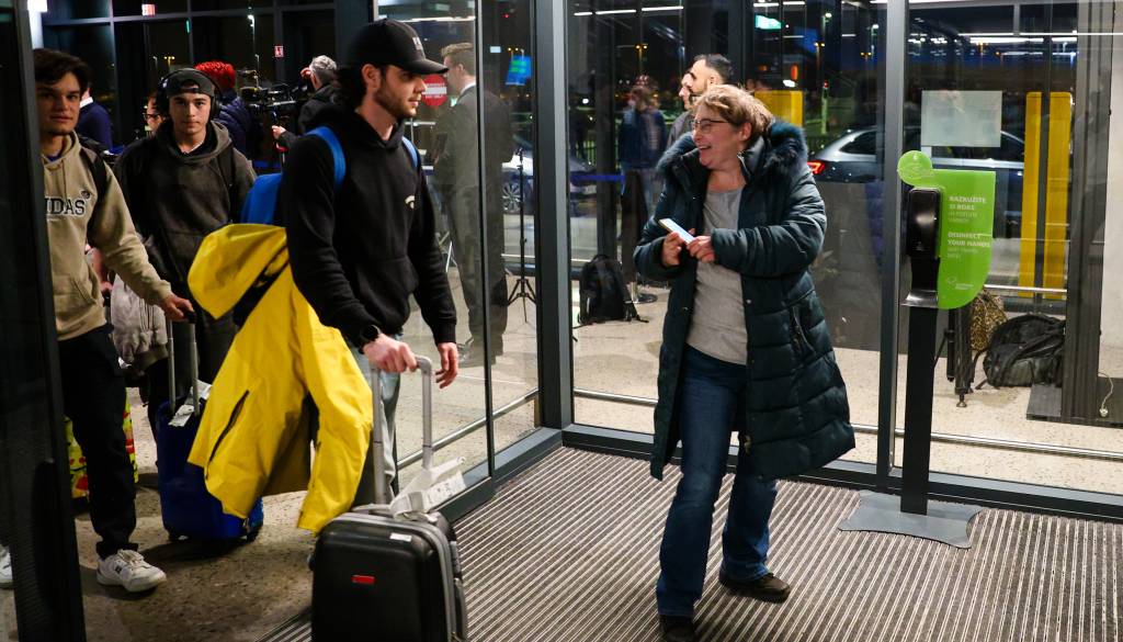 Na letališču Jožeta Pučnika pristali dve letali z evakuiranimi slovenskimi državljani iz Dubaja