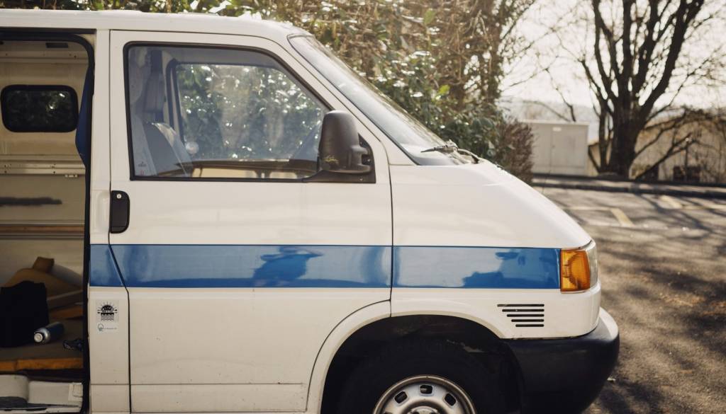 Incident v okolici Maribora: Starejši gospe naj bi ukradli denar in jo odpeljali