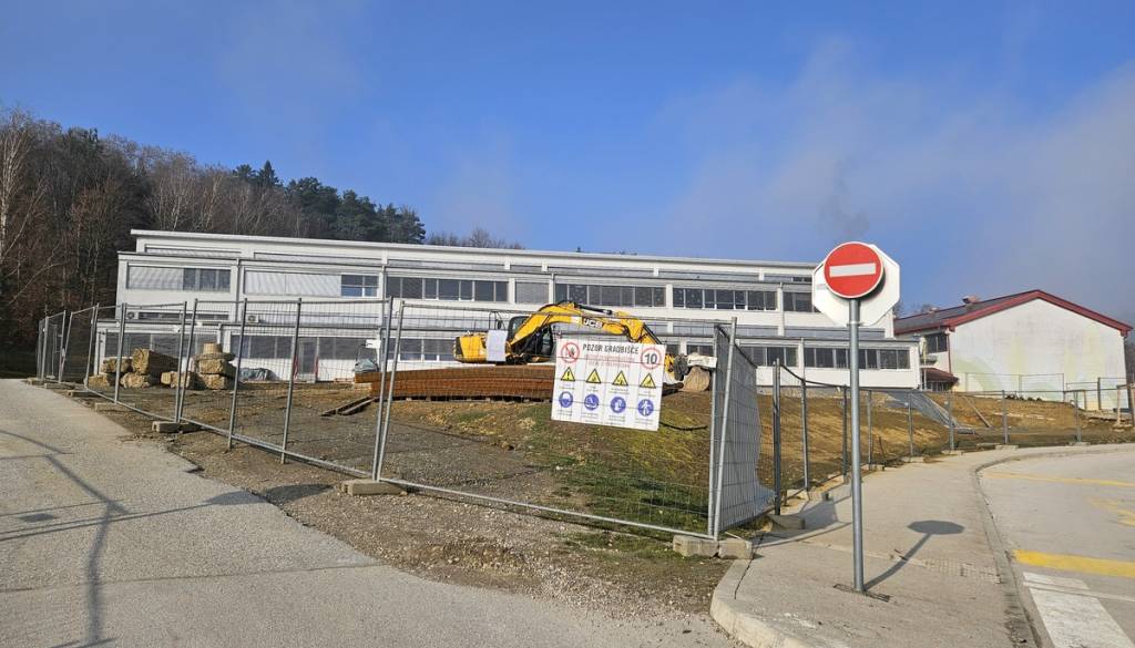 Zaradi gradnje vrtca zapora dostopa do šolskega območja