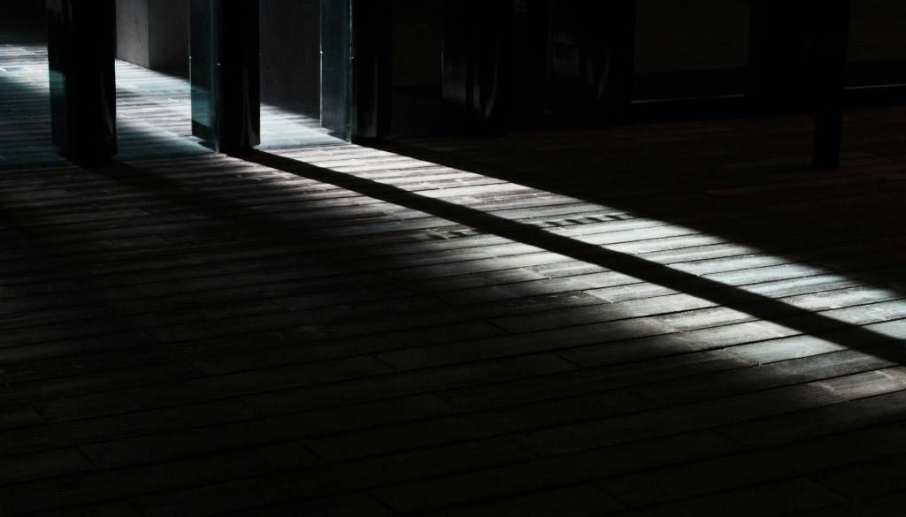 Grozljivo odkritje v družinski hiši, našli tri mrtve osebe