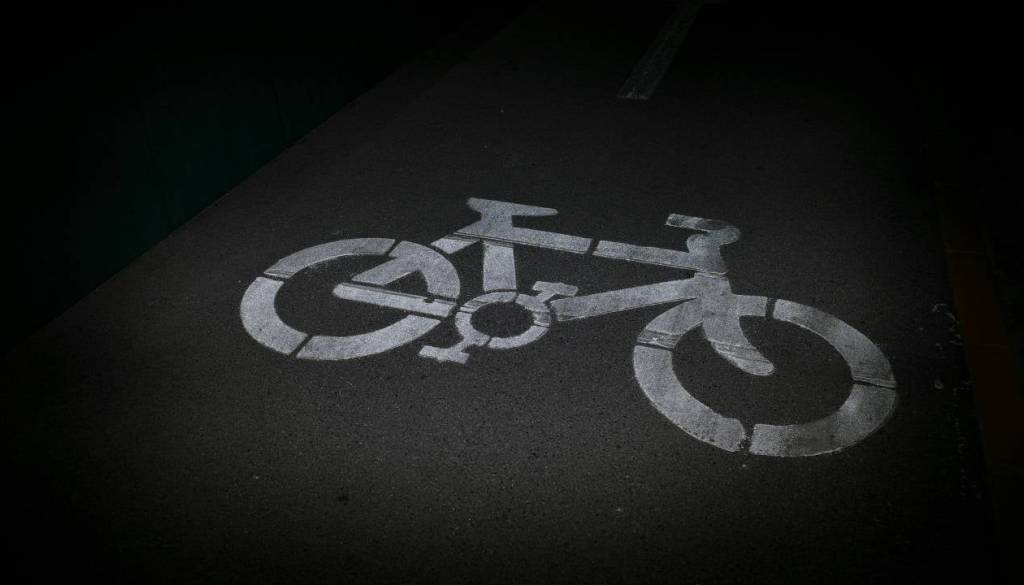 78-letni voznik v križišču trčil v kolesarja, tega odpeljali v bolnišnico