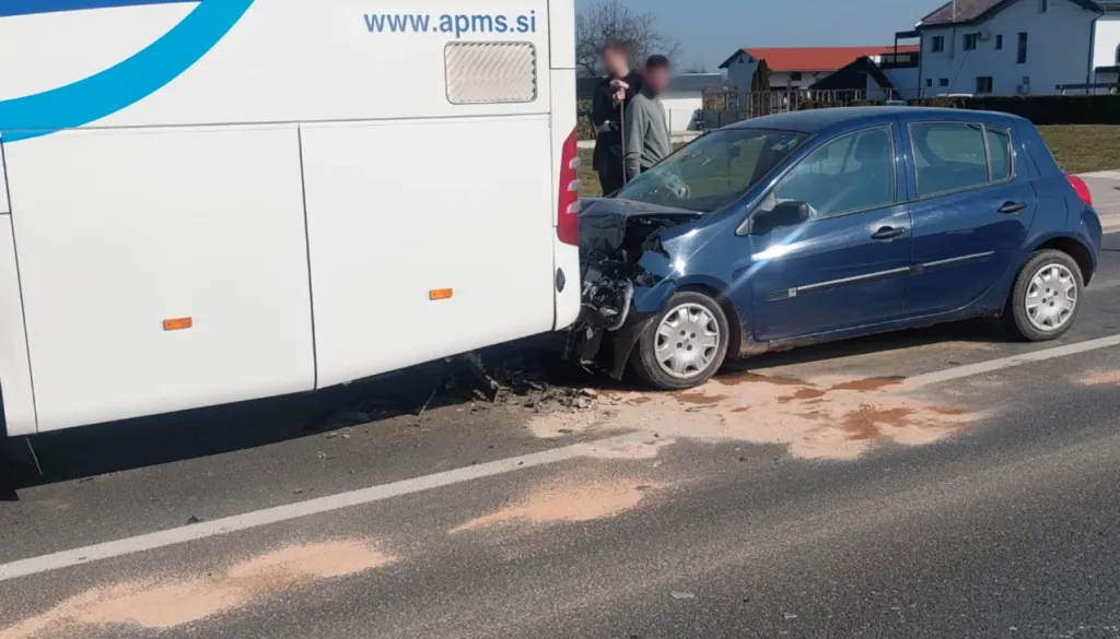 Avtomobil trčil v pred njim vozeči avtobus, to so podrobnosti 