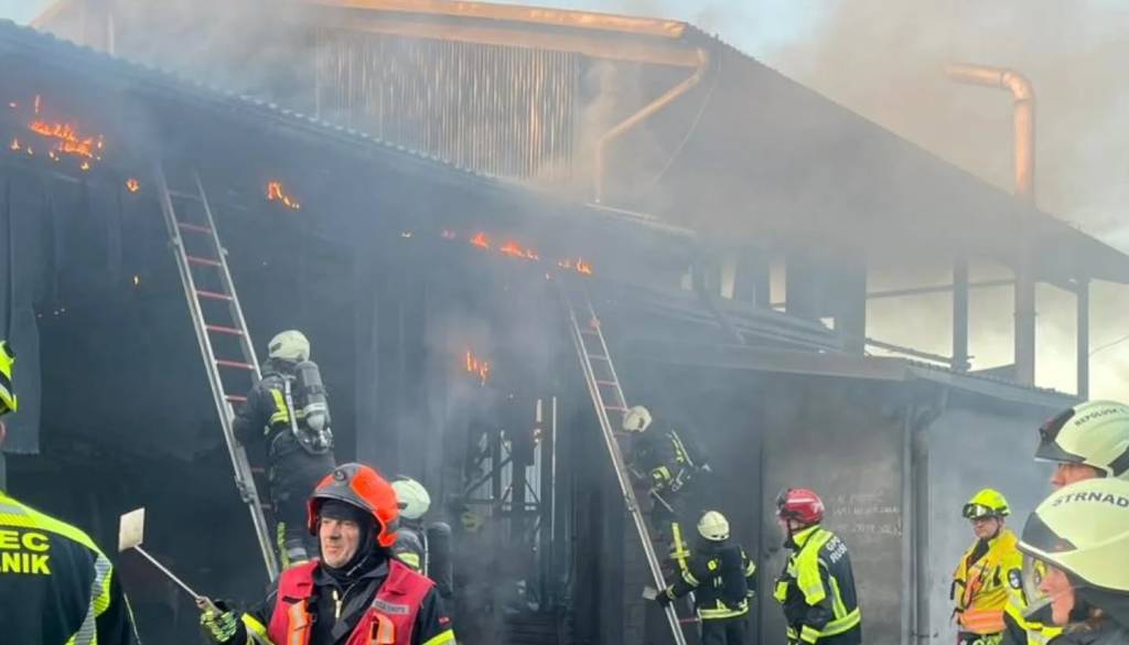FOTO: Zagorelo v industrijskem objektu v Rušah