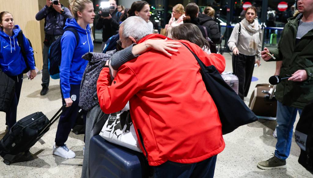 Na ljubljanskem letališču pristalo peto letalo z evakuiranimi Slovenci
