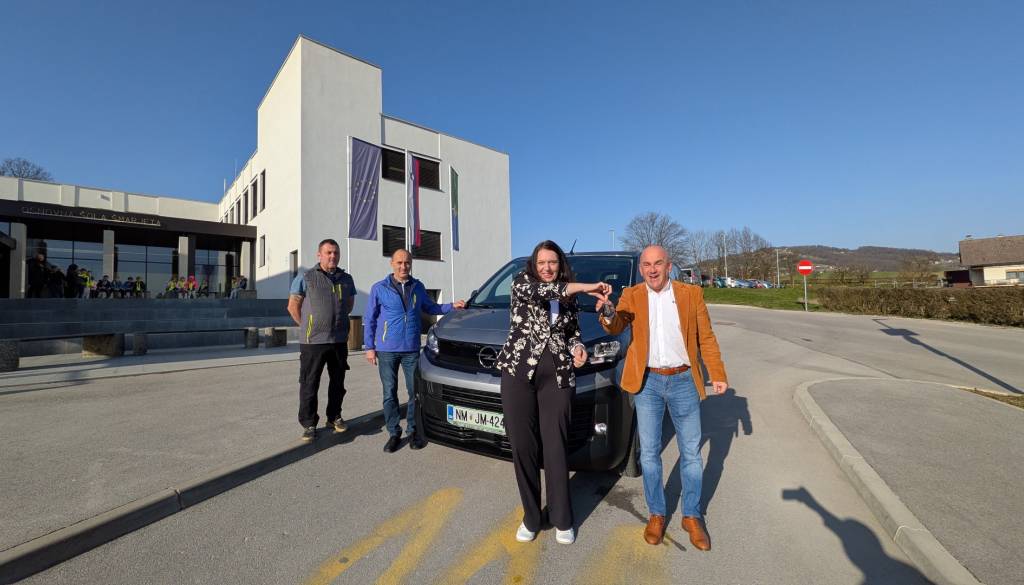 V Šmarjeških Toplicah kupili novo vozilo in ga predali v uporabo OŠ Šmarjeta