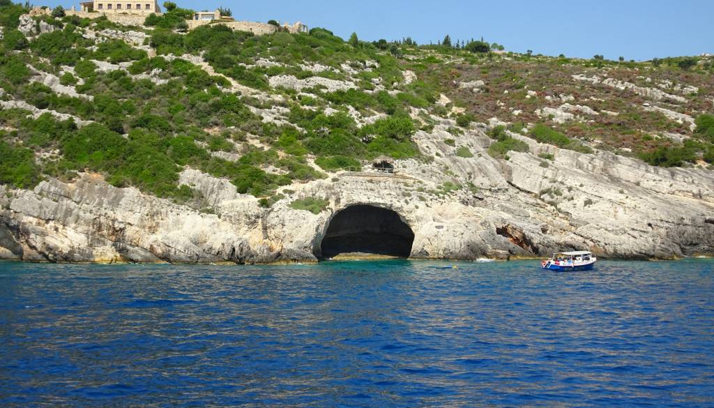 Pomorska nesreča: Nasedel čoln, poškodovan državljan Slovenije
