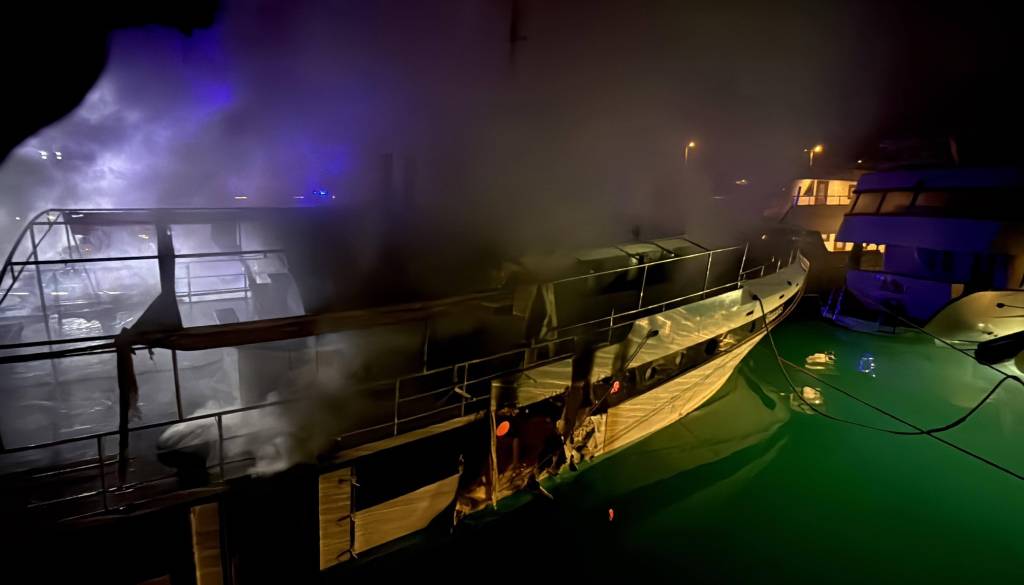 FOTO: Zagorela ladja v hrvaškem pristanišču