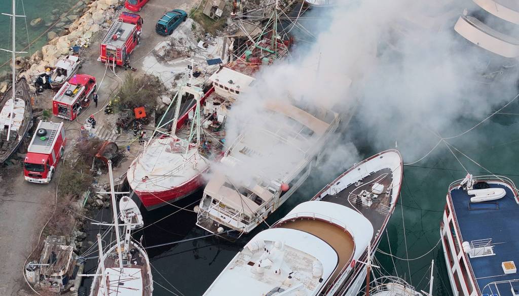 FOTO: V Dalmaciji na potniški ladji izbruhnil požar