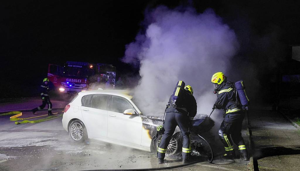 FOTO: Ponoči zagorel avtomobil v Sevnici, požar poškodoval tudi bližnji vozili