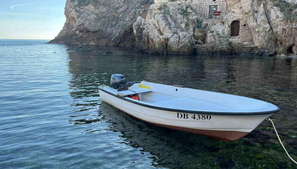 Drama na hrvaškem otoku: Nasedel čoln, poškodovan Slovenec