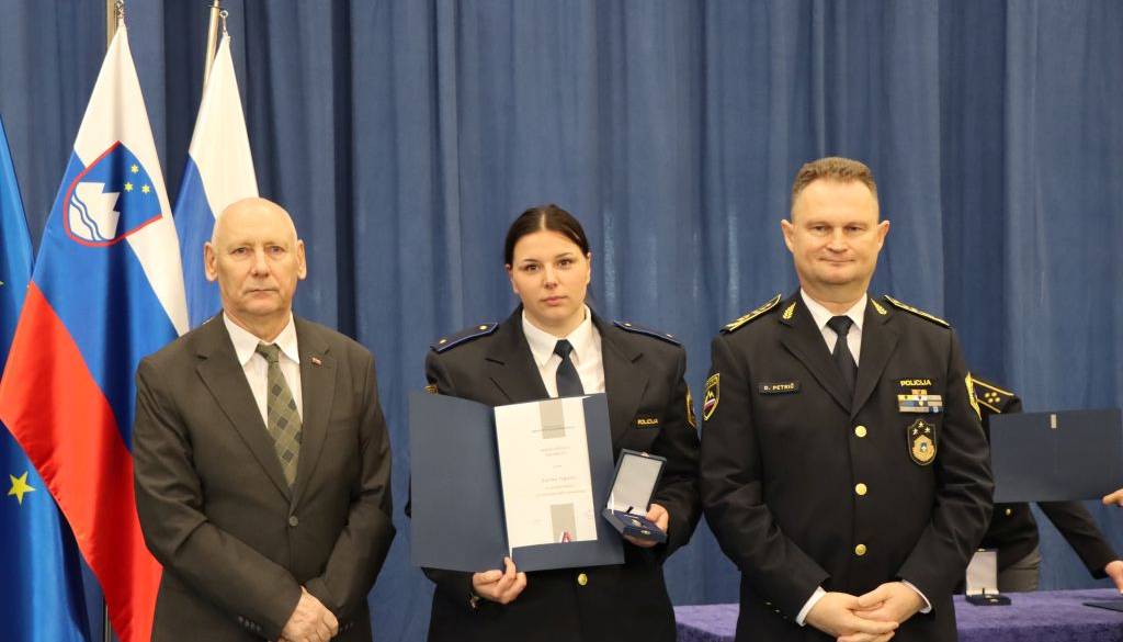 Skočila v ledeno Ljubljanico in rešila žensko, zdaj prejela medaljo za hrabrost