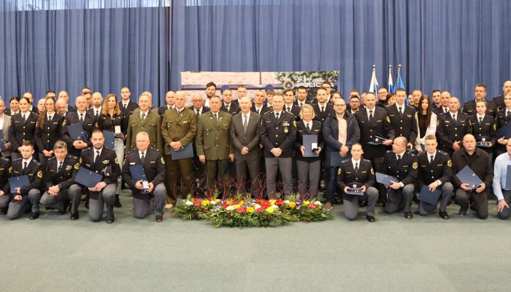 Po eksploziji v stanovanju v Tržiču preprečili tragedijo, za požrtvovalnost prejeli medaljo policije