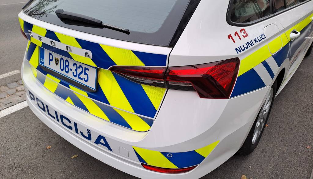 Policija išče priče prometne nesreče, voznik zapeljal v rdečo luč