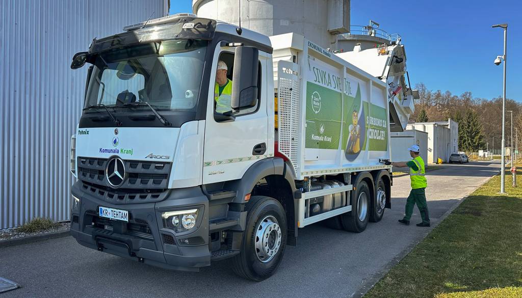 Komunala Kranj prva v Sloveniji s smetarskim vozilom, ki tehta zabojnike