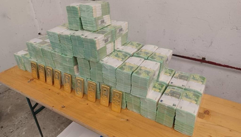 Skrivnostni ukrajinski konvoj: Na Madžarskem zasegli na milijone evrov in zlate palice