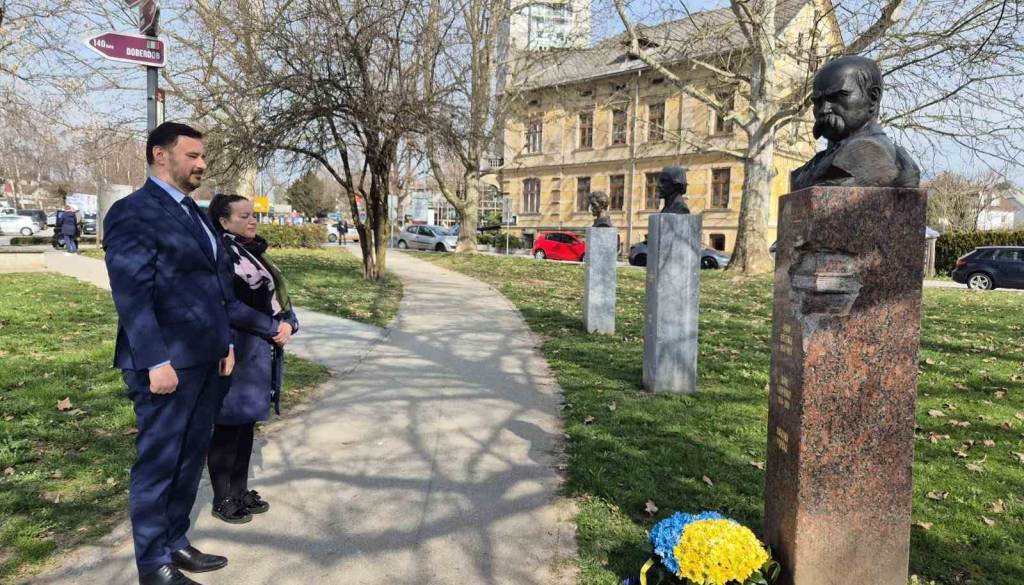 Kranju obiskal ukrajinski veleposlanik in ob spomeniku položil cvetje