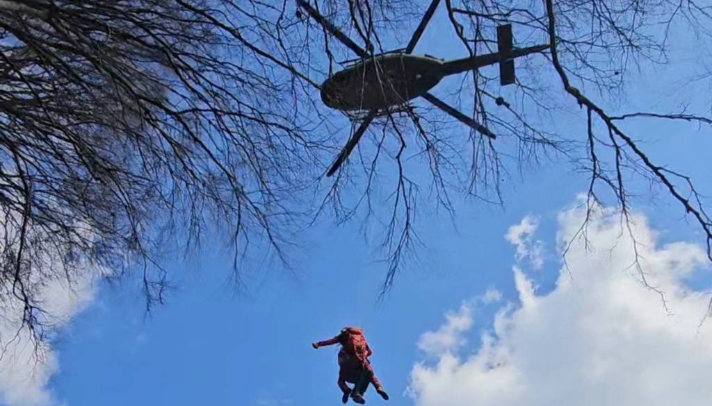 Na Ratitovcu zdrsnil pohodnik, s helikopterjem prepeljan v bolnišnico