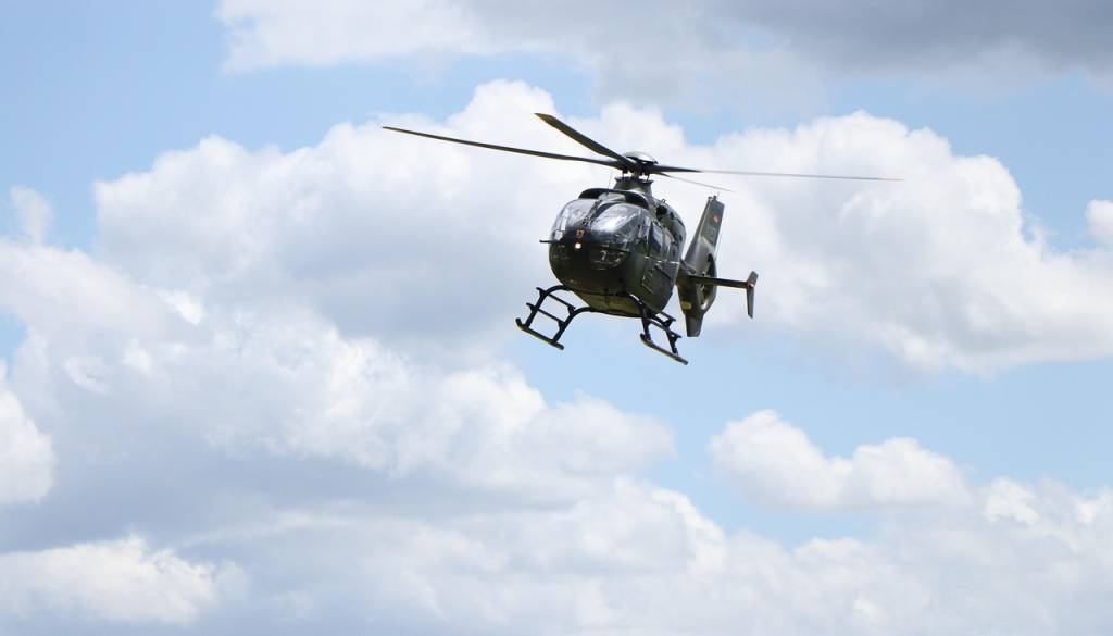 Motorist v Podlehniku izgubil nadzor nad vozilom in končal v jarku, v bolnišnico so ga odpeljali s helikopterjem