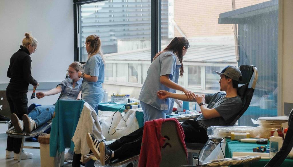 Študenti stopili skupaj: Velik odziv na prvem dnevu krvodajalske akcije, ta bo tudi v torek in sredo