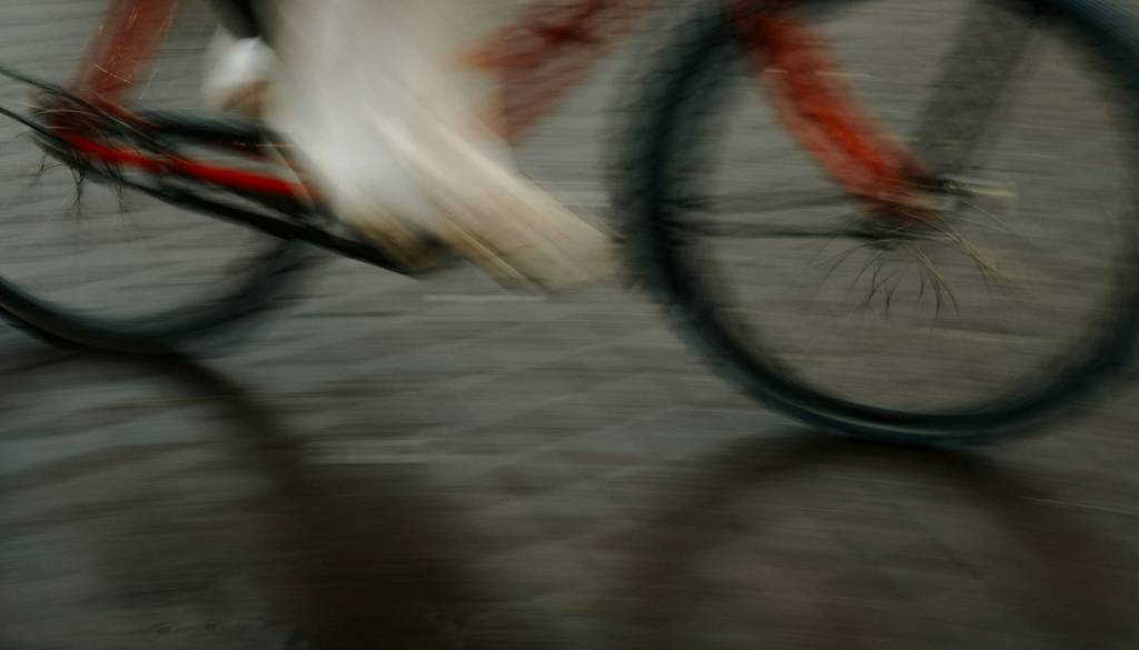 Na Štajerskem z električnim kolesom v drevo, voznik huje poškodovan