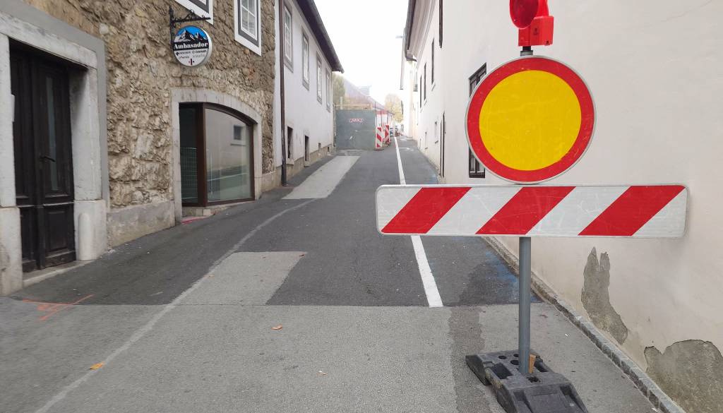 V središču Novega mesta novo podaljšanje zapor