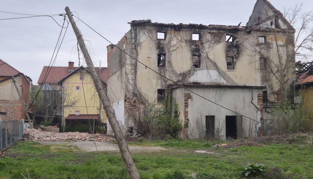 FOTO in VIDEO: Žalostni prizori simbola Beltincev: Opeke odpadajo po tekočem traku, poškodovana tudi električna infrastruktura