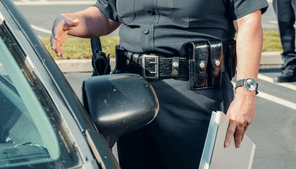 Kranjčan povzročil resno nočno sceno: Vozil vinjen in brez tablic, poleg tega test pokazal, da je zadet