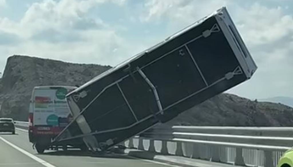 VIDEO: Nespametna vožnja v orkanski burji, prikolico skoraj odpihnilo z mosta