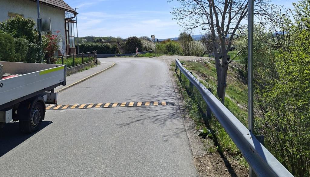 FOTO: V Brstju končno postavili hitrostno oviro, bo to povečalo prometno varnost?