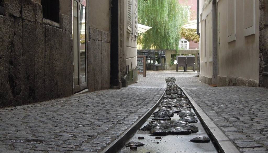 Sredi turističnega srca Ljubljane smrad, iztrebki in bruhanje: meščani opozarjajo na umazano Ključavničarsko ulico