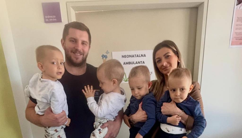 Čudež iz ljubljanske porodnišnice: Četverčki pri dveh letih navdušili zdravnike in babice