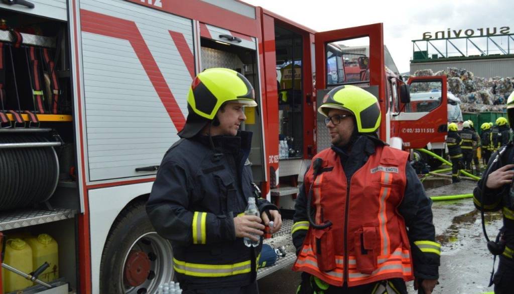 Požar sredi noči: V Slovenskih goricah zgorelo gospodarsko poslopje, posredovalo več gasilcev
