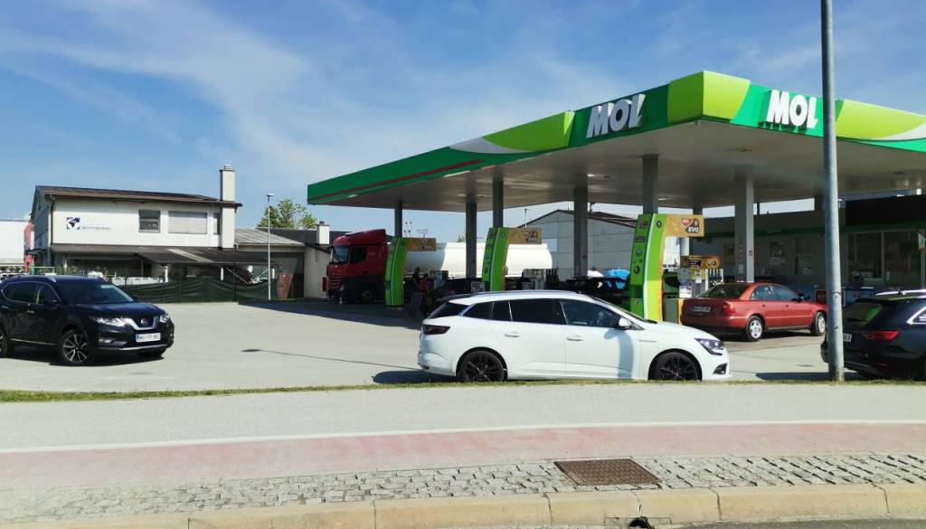 Na bencinskem servisu se je sprožil alarm, gasilci prezračili prostore