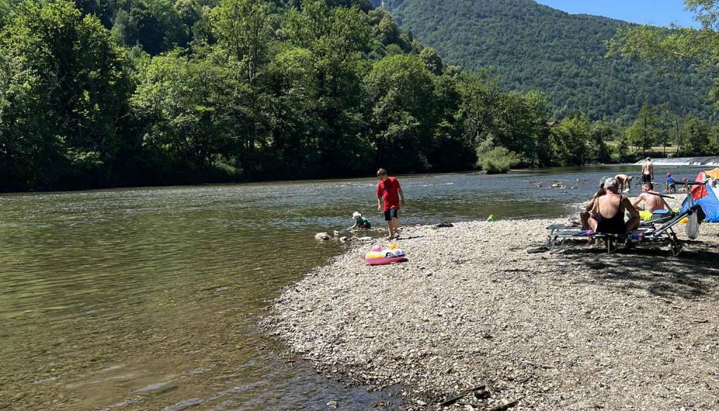 Koliko bo letos stalo parkiranje ob Kolpi? Občina določila nove cene