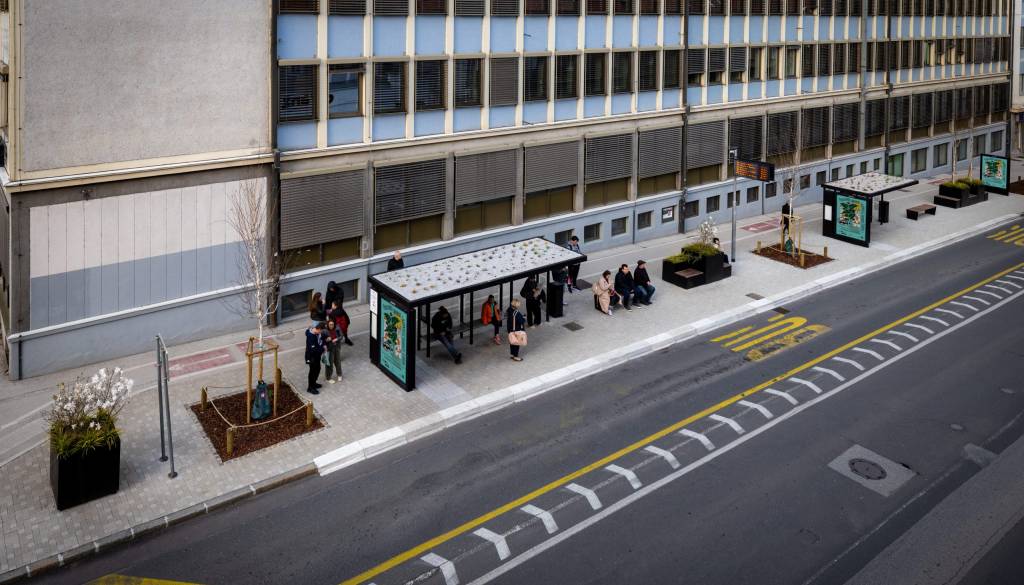 Na prenovljeno avtobusno postajališče v centru Maribor namestili senzorje, kaj merijo?