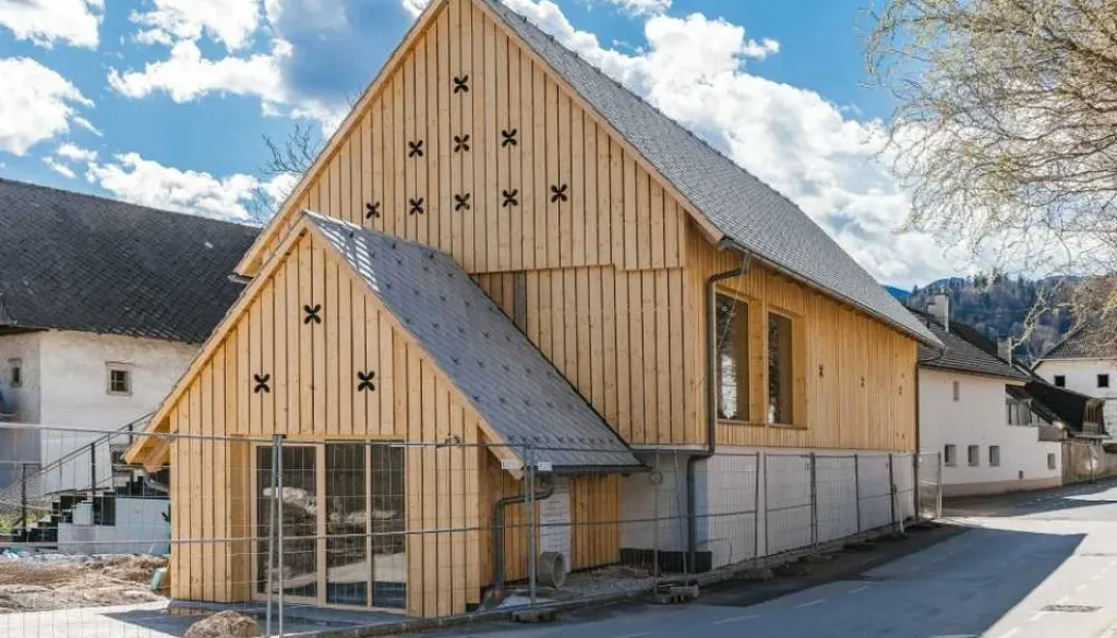 Kulturni spomenik z novo vlogo: Na Mrakovi domačiji na Bledu bo zaživela galerija kiparja Slavka Oblaka