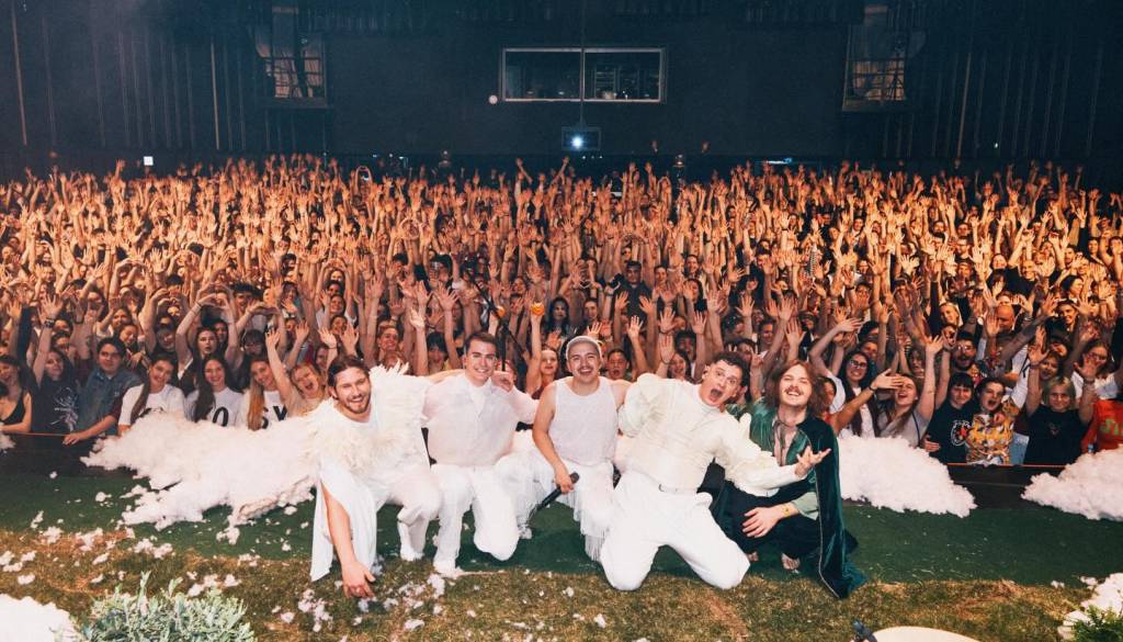 Kokosy zatresli Kino Šiška: dva večera zapored razprodano, na odru tudi Kreslin in zvezdniki novega vala