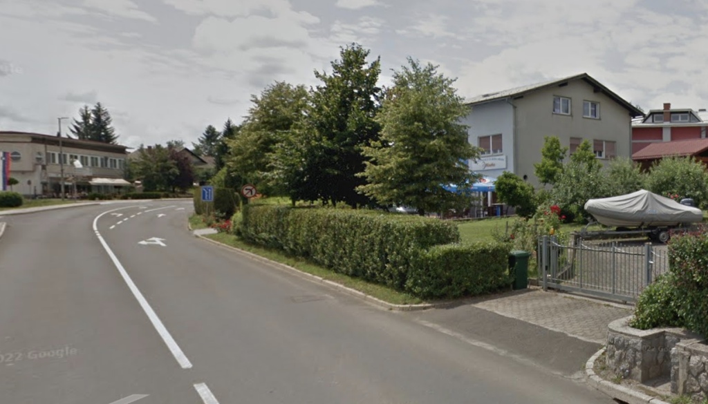 Za deset metrov pločnika leta razprav? Občani še vedno čakajo na ureditev