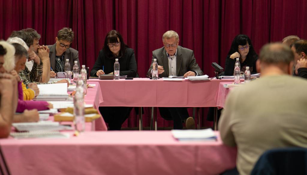 Tragikomedija v Gornjih Petrovcih se nadaljuje, sejo zaključili po pol ure, župan: Posledice bodo dolgoročne