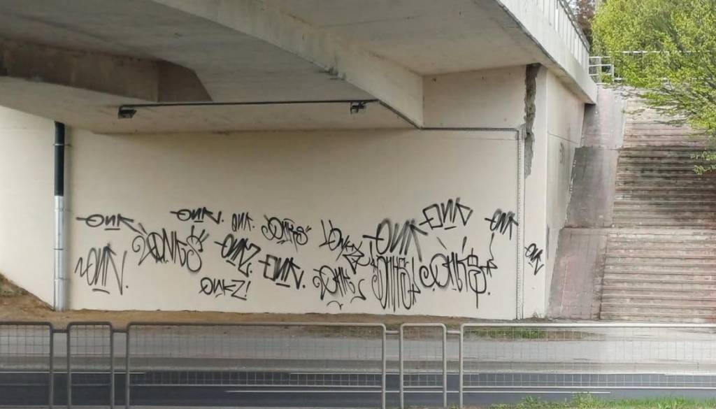 V Mariboru prebarvali grafite, a zid ni ostal bel niti en dan